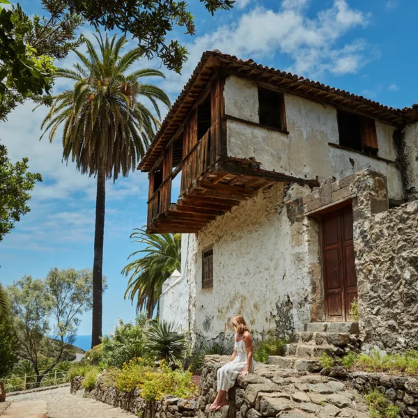 Casa tradicional canaria en Icod de los Vinos con arquitectura de piedra y madera