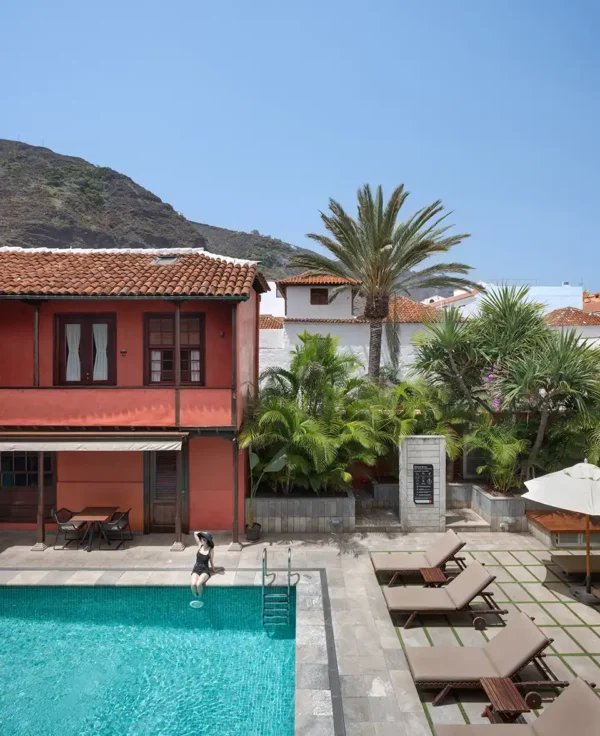 Piscina del Hotel San Roque con la montaña de fondo en Garachico