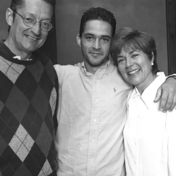 Familia Carayon posando junta en un retrato en blanco y negro dentro del Hotel San Roque.