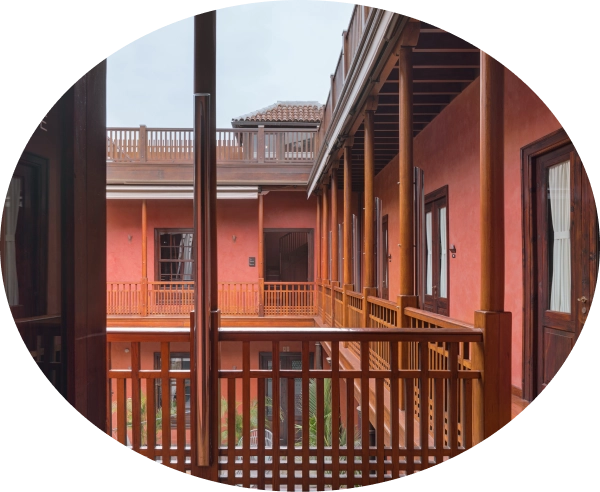 Galerías de madera y patio interior de la casa señorial del siglo XVIII que alberga el Hotel San Roque.