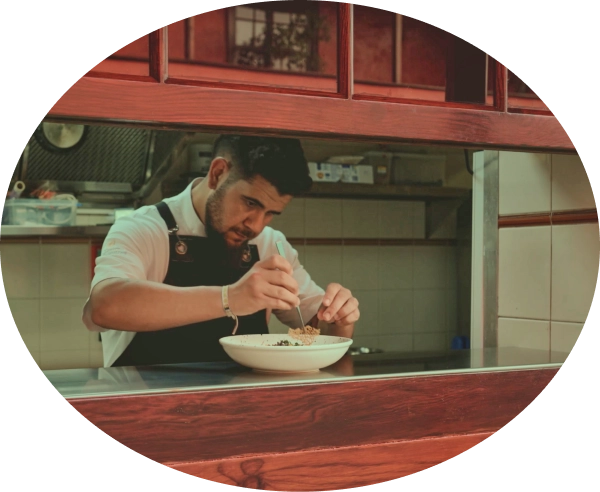 Cocinero del restaurante Anturium finalizando un plato durante el servicio.