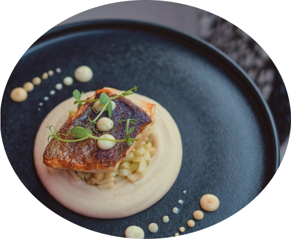 Plato de pescado atlántico elaborado en el restaurante Anturium con una presentación contemporánea.